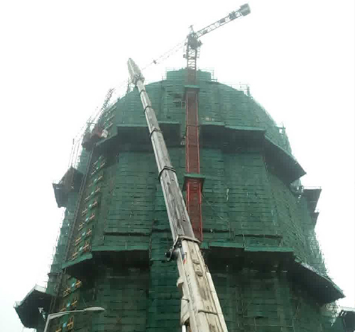 东源吊车在工地上作业